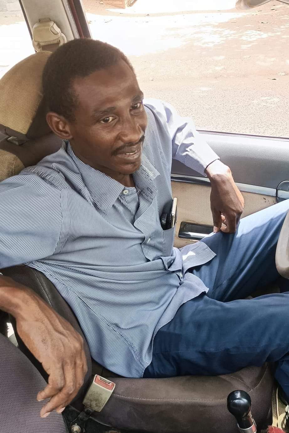 بالصورة.. (تفاصيل موقف شهم ) سائق أجرة سوداني يعيد 6 آلاف دولار وهاتف ذكي إلى صاحبه FB IMG 1655027931264