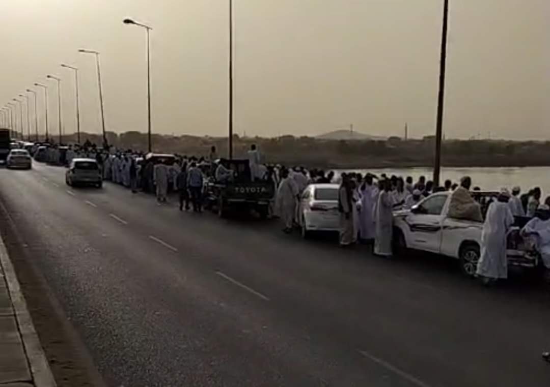 أوقف سيارته و قفز في النيل..انتحار مواطن سوداني من أعلى كبري الحلفايا بالخرطوم بحري FB IMG 1655148533254 1