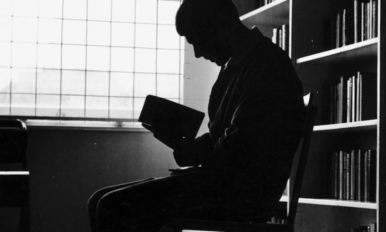 توجيه بإنشاء مدرسة ثابتة للأساس والثانوي داخل سجن كسلا michael gove has overturned restrictions on books for prisoners 1 1