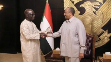 شاهد صورة للبرهان ب(البدلة الإشتراكية) تشغل منصات التواصل الإجتماعي البرهان