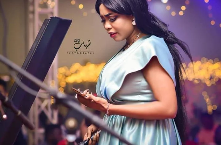 الفنانة هاجر سنار