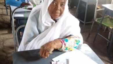 العمر مجرد رقم..شاهد سودانية في العقد السابع من عمرها تجلس لإمتحان الشهادة الثانوية بالقضارف امتحان