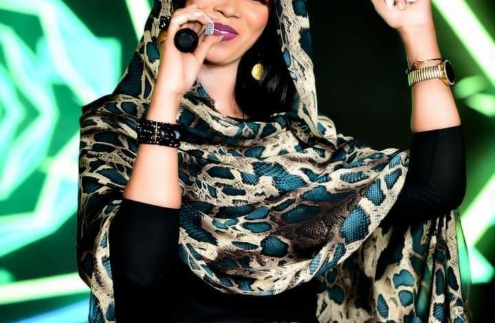 بالتوب السوداني..شاهد بالصور كيف تيمت هذه المطربة قلوب السودانيين و تركتها في حالة من الهيام ايلاف عبد العزيز