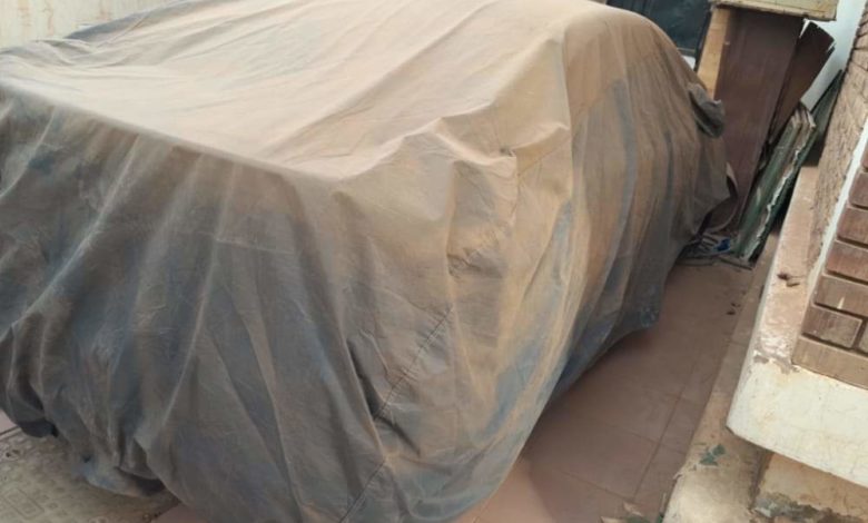فتح غطاء سيارته فوجد المفاجأة..بالصور مواطن يتعرض لسرقة أجزاء من سيارته و هي داخل المنزل ببحري سيارة