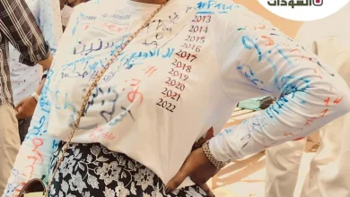 طالبة تحتفل بتخرجها