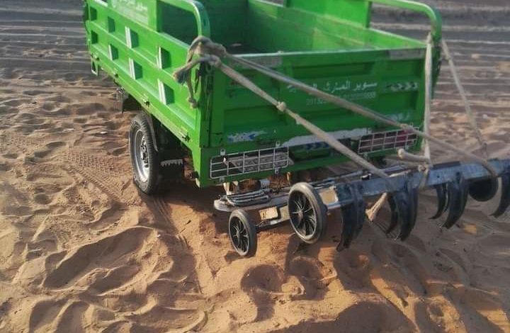 إبداع مزارع سوداني في تعديل محراث محلي يجر بواسطة (توكتوك) محراث