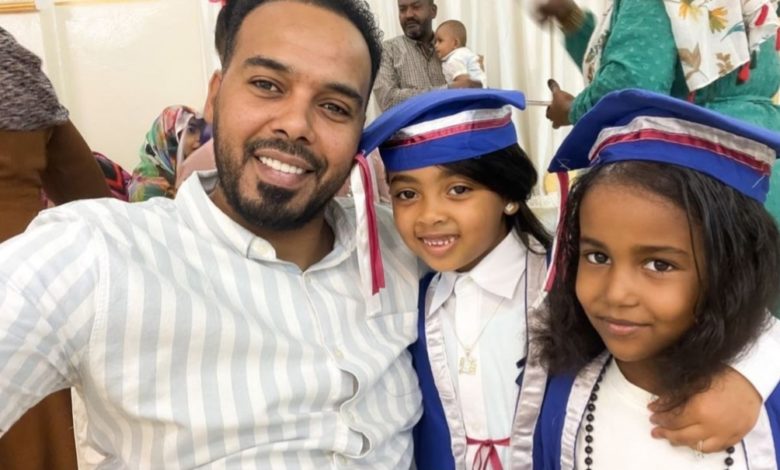 (في الصورة دي أنا عم و خال)..شاهد الإعلامي محمد عثمان مع أبناء إخوته يشاركهم فرحة التخرج عبر إنستغرام محمد عثمان