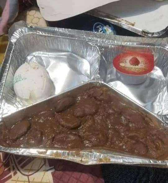 شاهد بالفيديو.. حجاج سودانيين يحتجون على رداءة الطعام رغم دفعهم لمبالغ طائلة عن تكاليف الحج اكل طعام حجاج فول