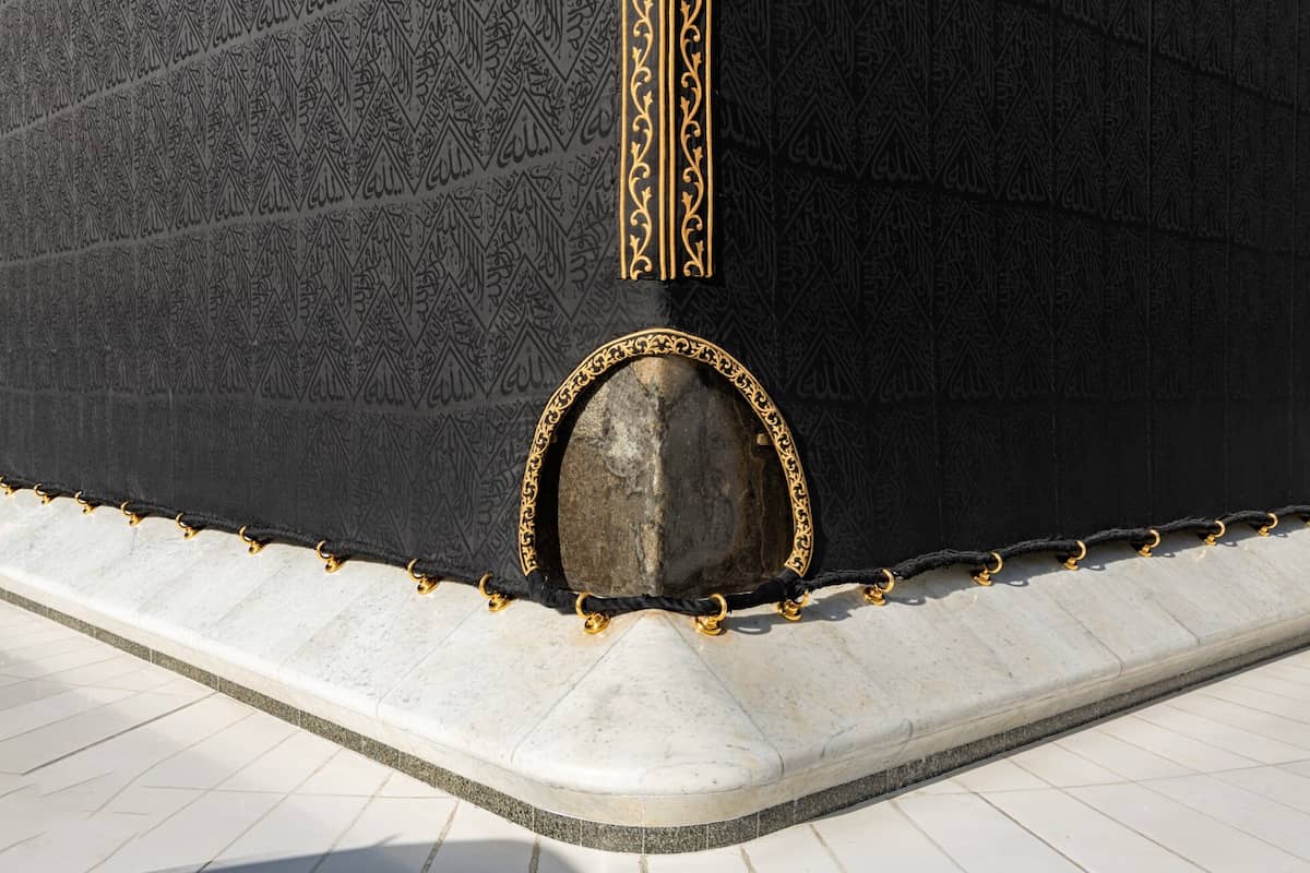 الكشف عن سبب تمزق جزء من كسوة الكعبة الكعبة