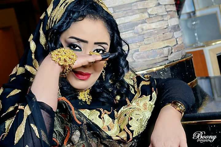 شاهد بالفيديو.. إبنة الفنانة حنان بلوبلو “الحسناء” تواصل خطف الأضواء بعد ظهورها في لقطة جماعية مع والدتها وشقيقها المطرب محمد بشير والفنان كمال ترباس بالصور.. الفنانة حنان بلوبلو تثير دهشة الجمهور كلما تقدمت في السن كلما ازدادت جمالاً2