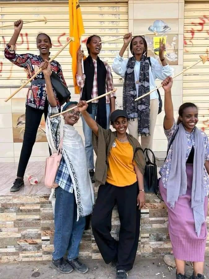 شاهد بالفيديو.. تظاهرة نسوية في الخرطوم تطالب (بإلغاء سلطة الأب) تُواجه بانتقاد لاذع على منصات التواصل تظاهرة نسوية فتيات