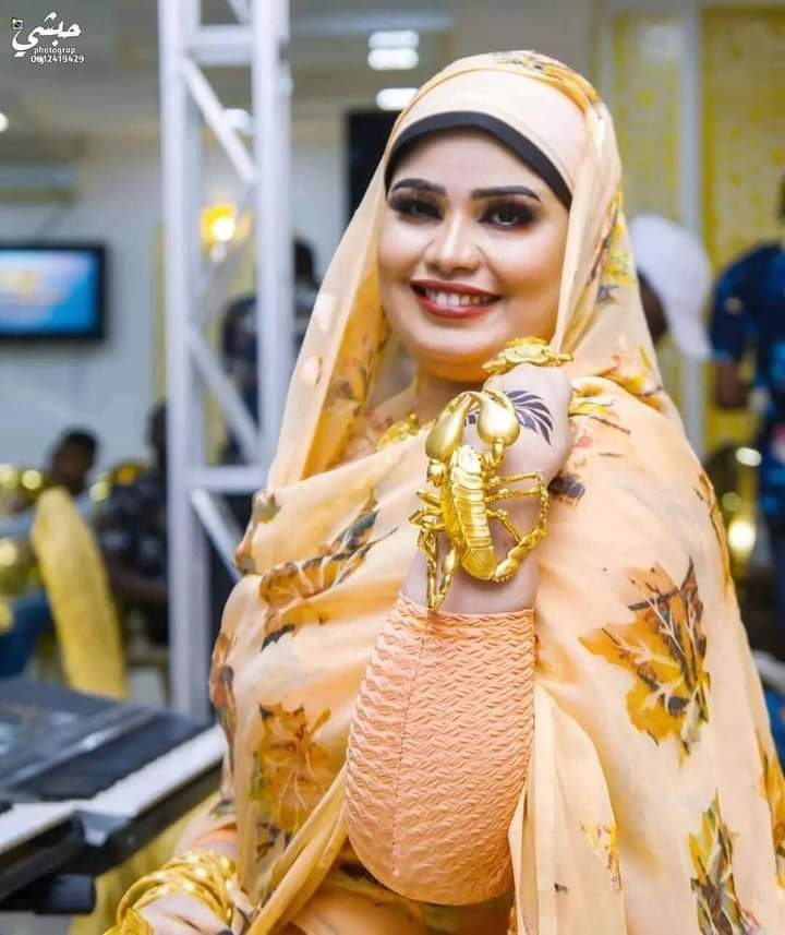 شاهد بالفيديو: بعد أن نزعت الحجاب.. الفنانة توته عزاب تشعل منصات التواصل عقب تقديمها لفاصل من الرقص المثير داخل إحدي صالات الأفراح توتة عذاب