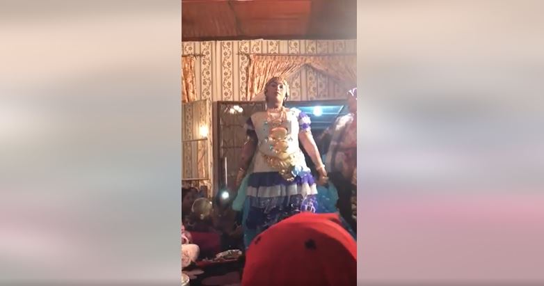 سودانية أم تشادية؟..فستان قصير و جسد عاري..شاهد فيديو رقيص العروس الذي أثار ضجة و انتشر بسرعة البرق رقيص عروس 1