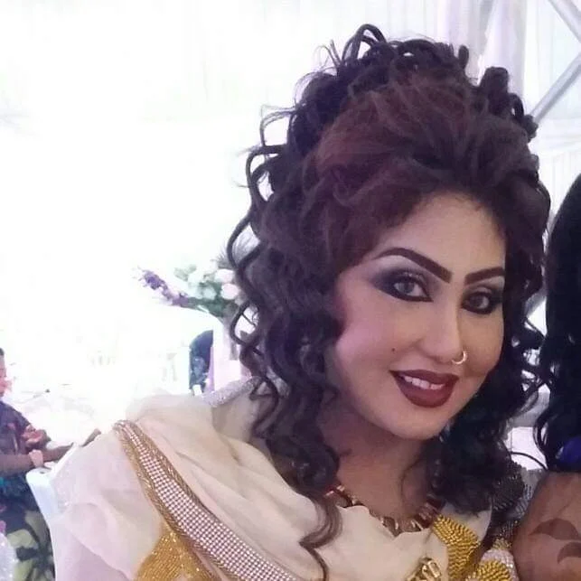 بالصور..والدة لوشي تتبنى طفلاً:استلمتو اليوم حا اربيهو معاي ويكبر ويدخل المدرسه واعرس ليهو سوسن عبد الله والدة لوشي