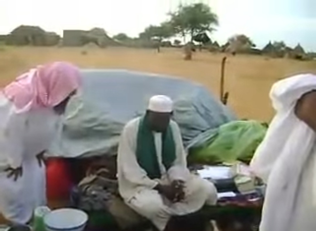 تصرف غريب..شيخ سوداني يجلس على سرير أكثر من 20 عاماً بسبب أوامر عليا جاءته في المنام و مشايخ السعودية يتدخلون.. شيخ يجلس على سرير لعشرين عام