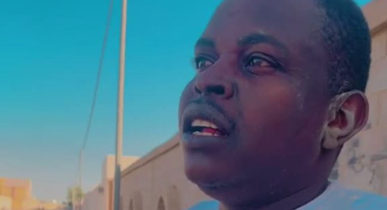 لن تصدق ..بالرغم من شهاداته العليا طبيب سوداني سافر للسعودية و يعمل في مهنة غريبة و هذه أمنيته.. طبيب سوداني