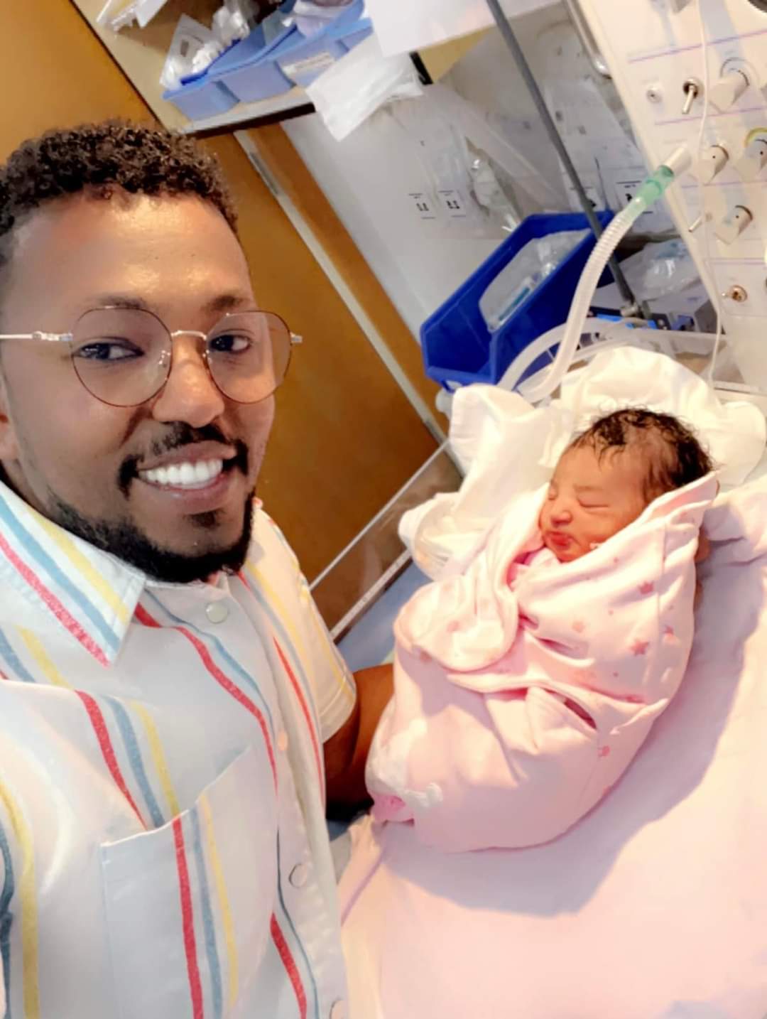 عمار عمر رجل الأعمال السوداني بالإمارات: رزقنا ببنوتة و قاعد استمتع بأحساس اول ساعات الابوة عمار عمر