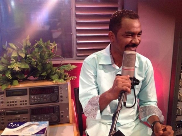 شاهد بالفيديو.. المذيع السوداني الشهير محمد محمود “حسكا” وعروسته الإعلامية المعروفة يتبادلان الأحضان في ليلة فرحهما وسط أجواء رومانسية محمد محمود