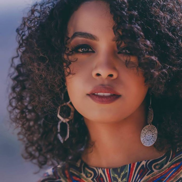 شاهد بالفيديو .. فنانة مصرية تبدع وتتألق في أداء أشهر أغنيات الفنان السوداني الكبير شرحبيل أحمد ومواقع مصرية تشيد بالأغنية :(صوتك جميل بس الأغنية واللحن أجمل) مرام