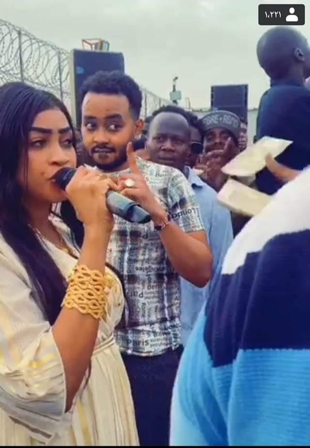 شاهد بالفيديو.. بطريقة مُثيرة بودي جارد المطربة”مروة الدولية” يَخمش أموال النُقطة مروة الدولية بودي قارد