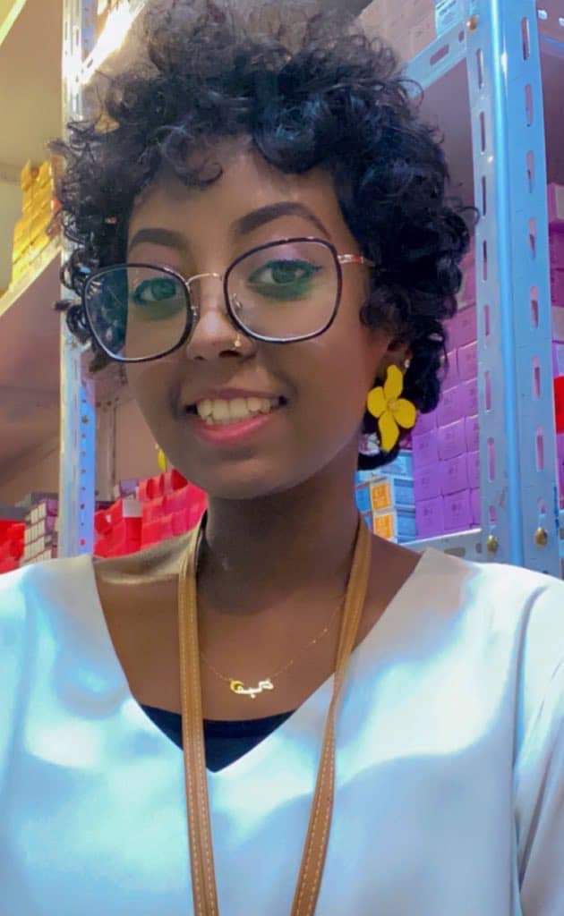 فتاة سودانية تنتصر على السرطان بعد معاناة و تكتب: أخيراً خالية من المرض هبة فتاة سودانية تنتصر علي السرطان