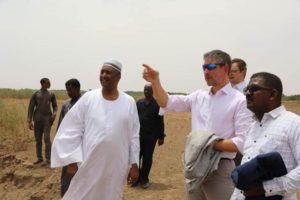 شاهد بالصور.. بلا بروتوكولات ولاحراسات “البرهان” يخرج مع السفير البريطاني في نزهة بمسقط رأسه بقرية “قندتو” FB IMG 1657906579412 768x512 1