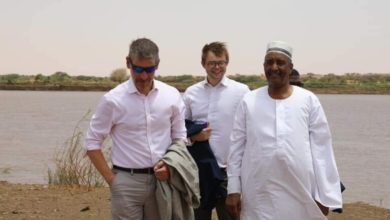 شاهد بالصور.. بلا بروتوكولات ولاحراسات “البرهان” يخرج مع السفير البريطاني في نزهة بمسقط رأسه بقرية “قندتو” FB IMG 1657906585879 768x512 1