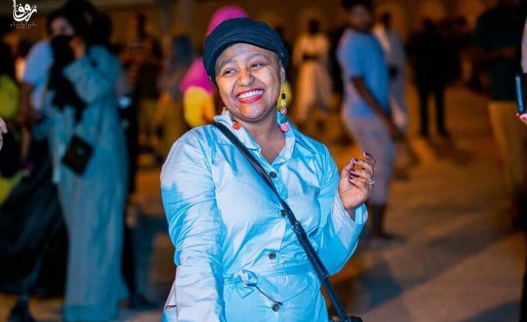 فرحة كبيرة كست ملامحها..شاهد أول تعليق للفنانة منى مجدي بعد عودتها إلى السودان من رحلة علاج السرطان FB IMG 1658745606222 768x512 1