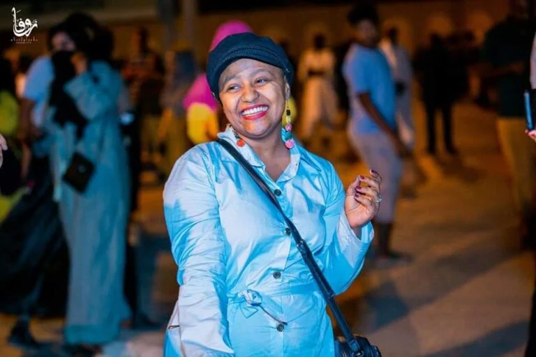 فرحة كبيرة كست ملامحها..شاهد أول تعليق للفنانة منى مجدي بعد عودتها إلى السودان من رحلة علاج السرطان FB IMG 1658745606222 768x512 1