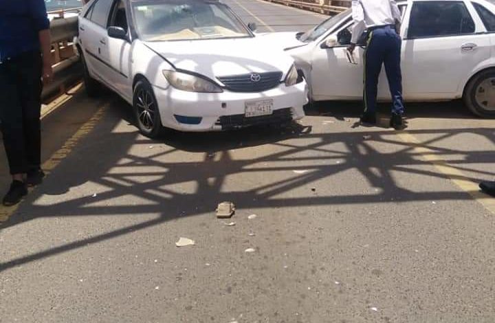 بالصور..حادث مروري بمدخل كبري النيل الأبيض..تضرر المركبات و تواجد لأفراد الشرطة المرورية FB IMG 1658749054530