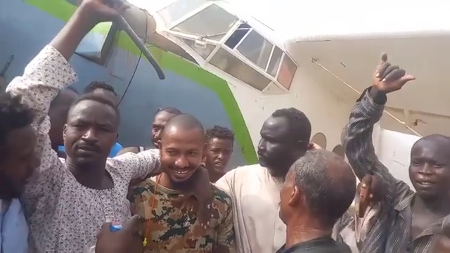 شاهد بالفيديو.. مواطنون يحيطون بكابتن الطائرة بعد سقوط طائرته بامدرمان مُهنئين له بالسلامة VideoCapture ٢٠٢٢٠٧٢٣ ٠١٤٥٠٢