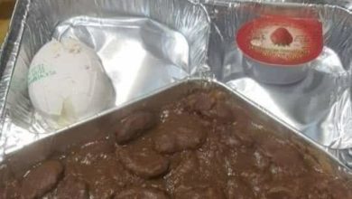 شاهد بالفيديو.. حجاج سودانيين يحتجون على رداءة الطعام رغم دفعهم لمبالغ طائلة عن تكاليف الحج اكل طعام حجاج فول