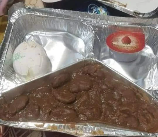 شاهد بالفيديو.. حجاج سودانيين يحتجون على رداءة الطعام رغم دفعهم لمبالغ طائلة عن تكاليف الحج اكل طعام حجاج فول