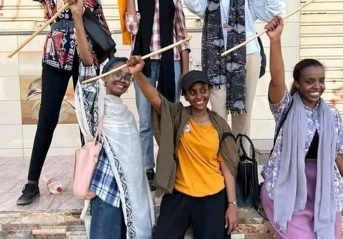 شاهد بالفيديو.. تظاهرة نسوية في الخرطوم تطالب (بإلغاء سلطة الأب) تُواجه بانتقاد لاذع على منصات التواصل تظاهرة نسوية فتيات