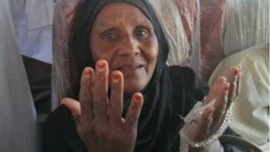 شاهد بالفيديو.. بعد أن فقدت بصرها لأكثر من أربعين عام.. إمرأة سودانية تبصر في الحرم جوار الكعبة أثناء أدائها مناسك الحج حاجة سودانية 768x739 1