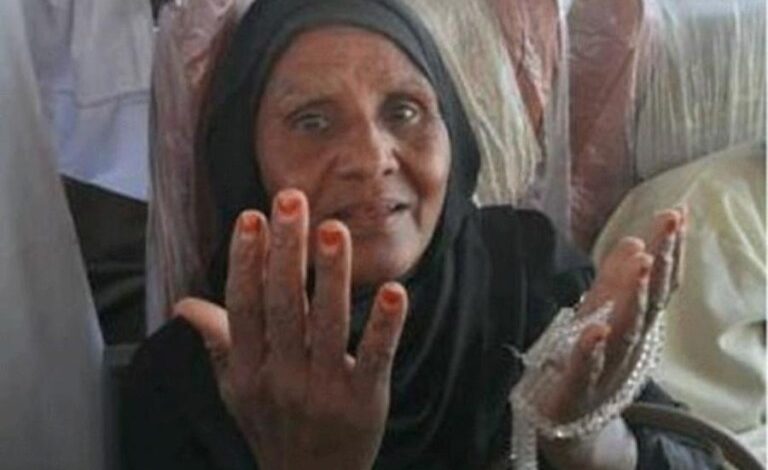 شاهد بالفيديو.. بعد أن فقدت بصرها لأكثر من أربعين عام.. إمرأة سودانية تبصر في الحرم جوار الكعبة أثناء أدائها مناسك الحج حاجة سودانية 768x739 1