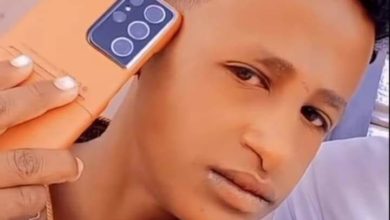 شاهد بالفيديو.. رشدي الجلابي يرتشف “المديدة” مع إحدى الفتيات ويتغزل فيها: (انتي أحلى من المديدة) والفتاة ترد عليه: (لا انت أحلى) رشدي الجلابي
