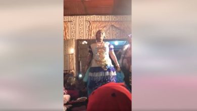 سودانية أم تشادية؟..فستان قصير و جسد عاري..شاهد فيديو رقيص العروس الذي أثار ضجة و انتشر بسرعة البرق رقيص عروس 1