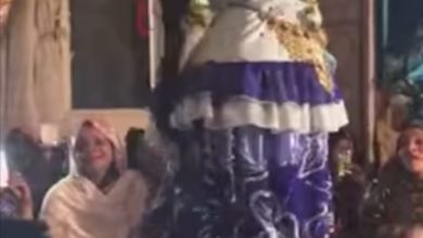 شاهد بالفيديو.. عروس تشعل مواقع التواصل الاجتماعي بتقديمها فاصل من رقيص “العروس” كشفت من خلاله عن مفاتنها وقامت بخلع ثوبها أمام الحاضرين رقيص عروس