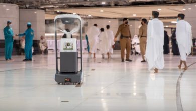 ١١ روبوتاً ذكياً تعقم جنبات المسجد الحرام روبوت ينظف الكعبة