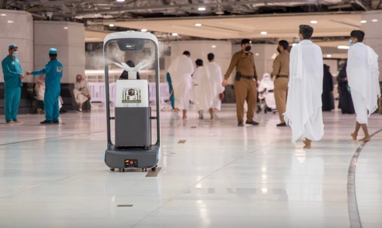 ١١ روبوتاً ذكياً تعقم جنبات المسجد الحرام روبوت ينظف الكعبة