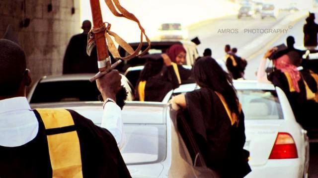 شاهد بالفيديو.. صدق أو لا تصدق زواج طالب وطالبة داخل حرم إحدى الجامعات السودانية.. مراسم الزواج داخل مكتب العميد والشهود زملائهم الطلاب زفة تخريج بالسيارات