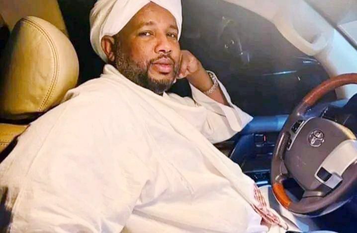 شاهد بالفيديو.. وداع مهيب للمقرئ والشيخ السوداني الزين محمد أحمد لحظة مغادرته أحد المساجد في أثيوبيا بعد إمامته بالمصلين “التراويح” شيخ الزين محمد