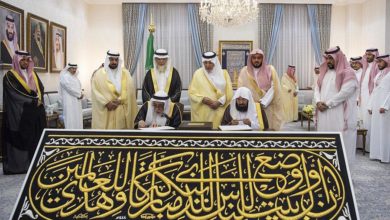 أمير مكة المكرمة يسلم كسوة الكعبة لكبير سدنة بيت الله الحرام كسوة الكعبة