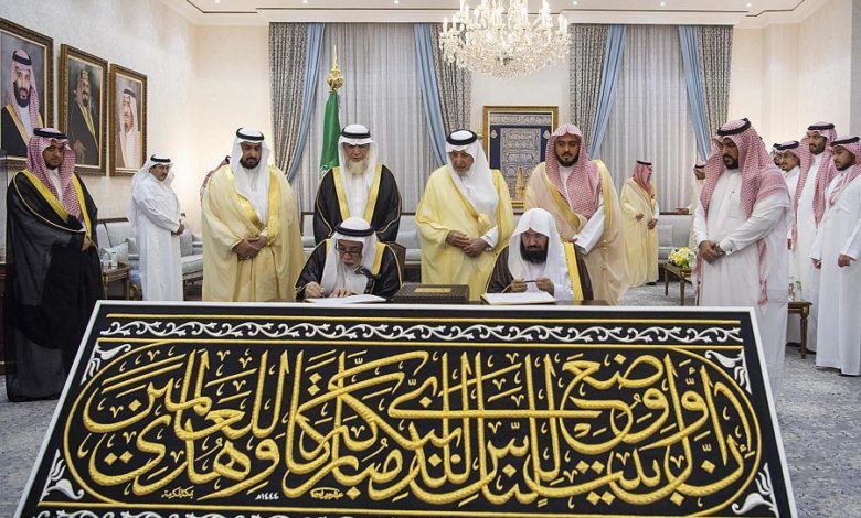 أمير مكة المكرمة يسلم كسوة الكعبة لكبير سدنة بيت الله الحرام كسوة الكعبة