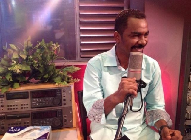 شاهد بالفيديو.. المذيع السوداني الشهير محمد محمود “حسكا” وعروسته الإعلامية المعروفة يتبادلان الأحضان في ليلة فرحهما وسط أجواء رومانسية محمد محمود