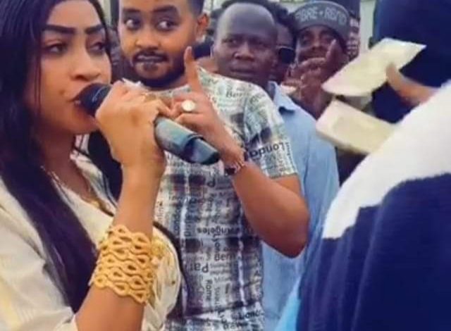 شاهد بالفيديو.. بطريقة مُثيرة بودي جارد المطربة”مروة الدولية” يَخمش أموال النُقطة مروة الدولية بودي قارد