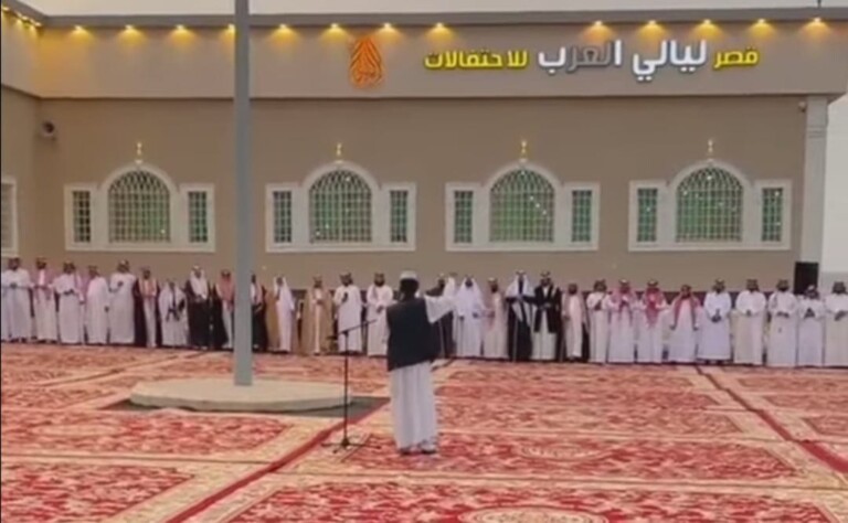 شاهد بالصورة والفيديو.. مغترب سوداني بالمملكة يشارك في مناسبة زواج أحد السعوديين ويعلن مساهمته في كشف المناسبة بمبلغ 310 مليون سوداني في زواج سعودي 768x474 1