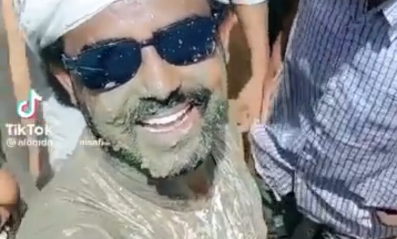 احنا البليلة و احنا الطحنية و احنا الزبادي..شعر حلمنتيشي مضحك لسوداني غطى طين الخريف ملابسه..شاهد ماذا قال سوداني ينظم شعر حلمنتيشي