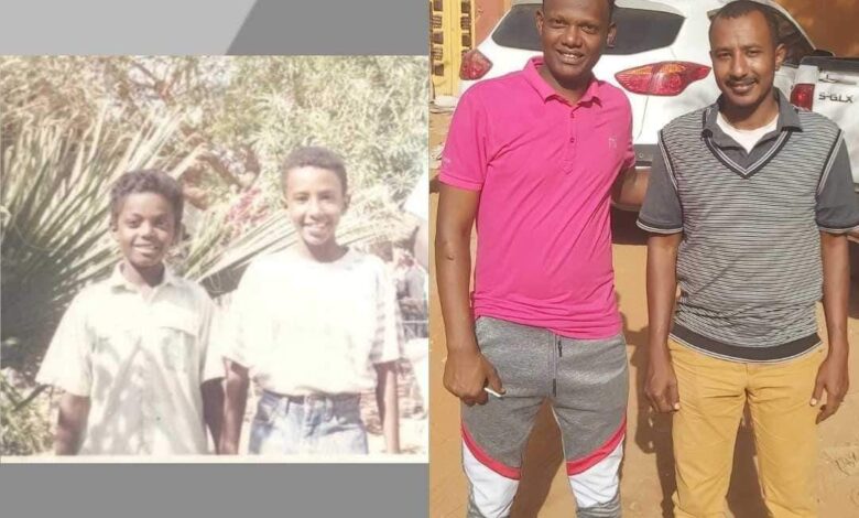 بعد 21 عام من الفراق..سوداني يلتقي بصديقه من أيام المدرسة و يعيدان الذكريات بإعادة إلتقاط صورة قديمة معاً صديقين يلتقيان بعد 21 سنة